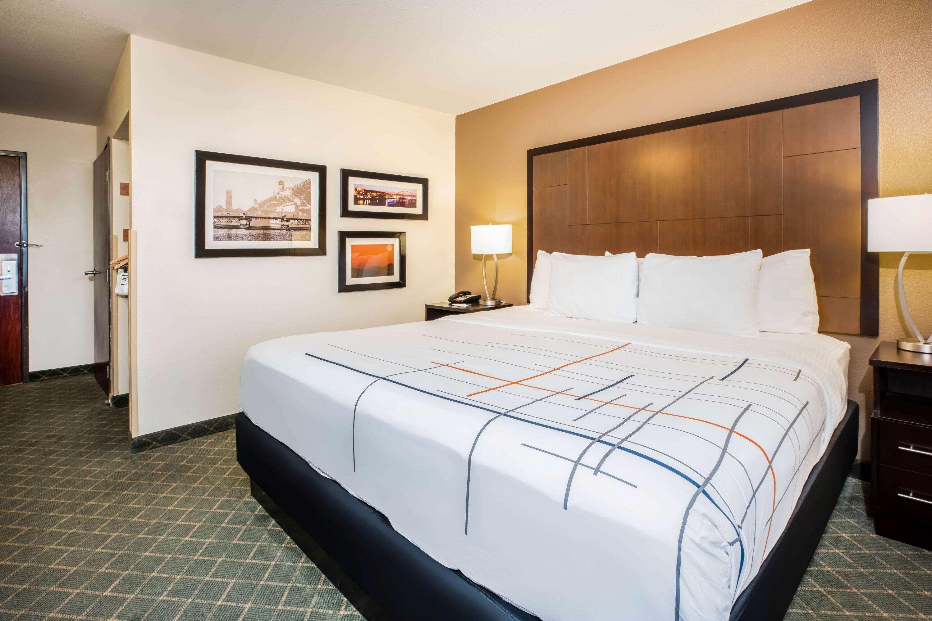 La Quinta By Wyndham Portland Airport Hotel Exterior photo