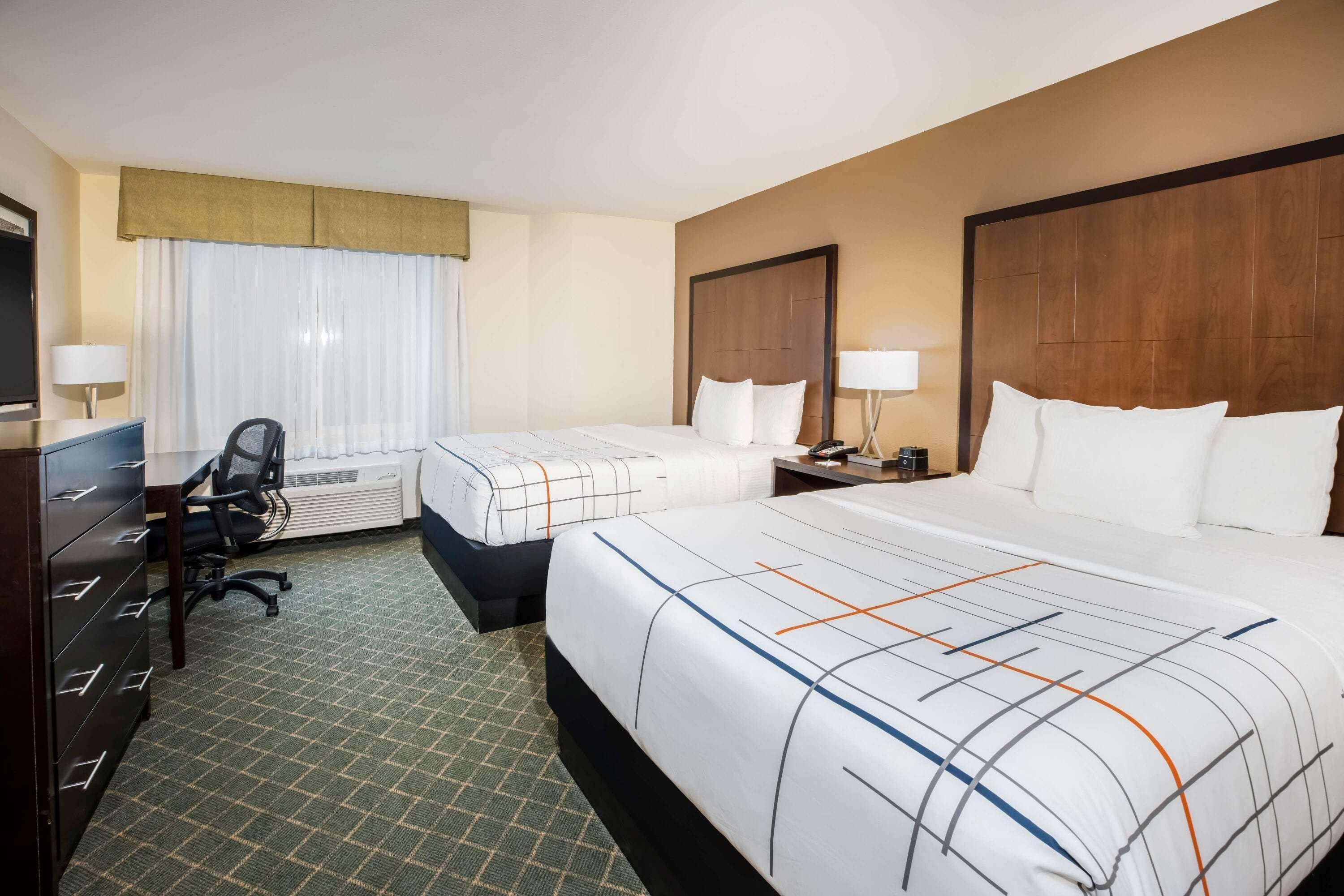 La Quinta By Wyndham Portland Airport Hotel Exterior photo