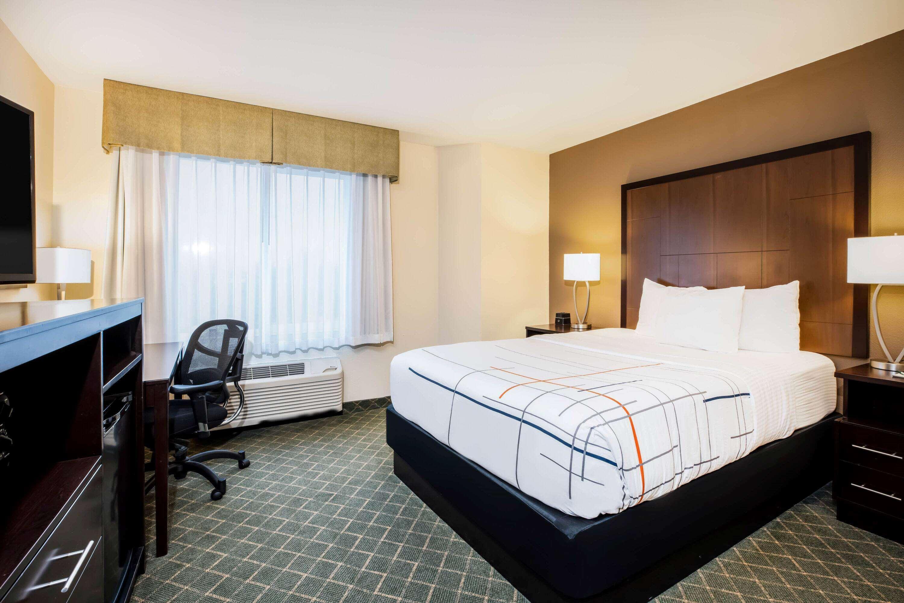 La Quinta By Wyndham Portland Airport Hotel Exterior photo