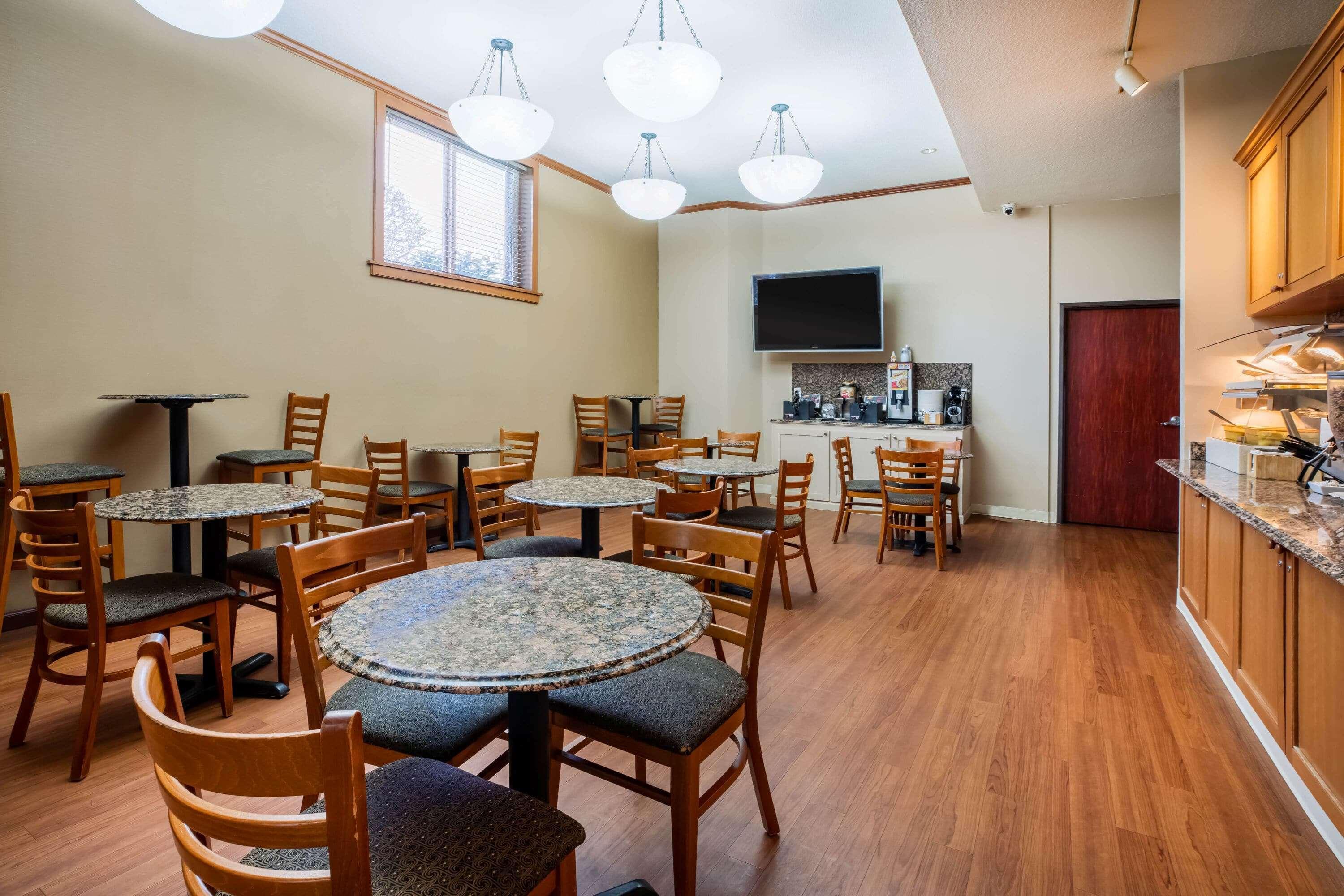 La Quinta By Wyndham Portland Airport Hotel Exterior photo