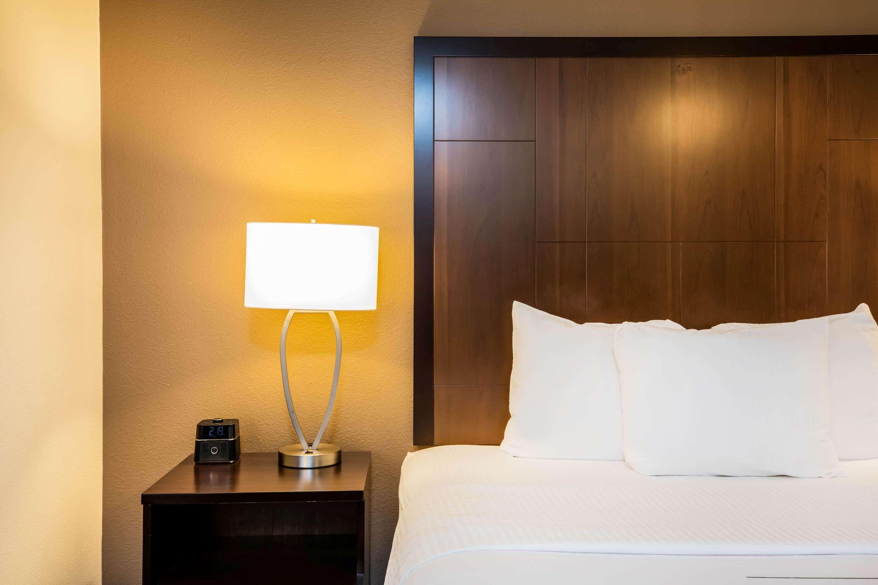 La Quinta By Wyndham Portland Airport Hotel Exterior photo