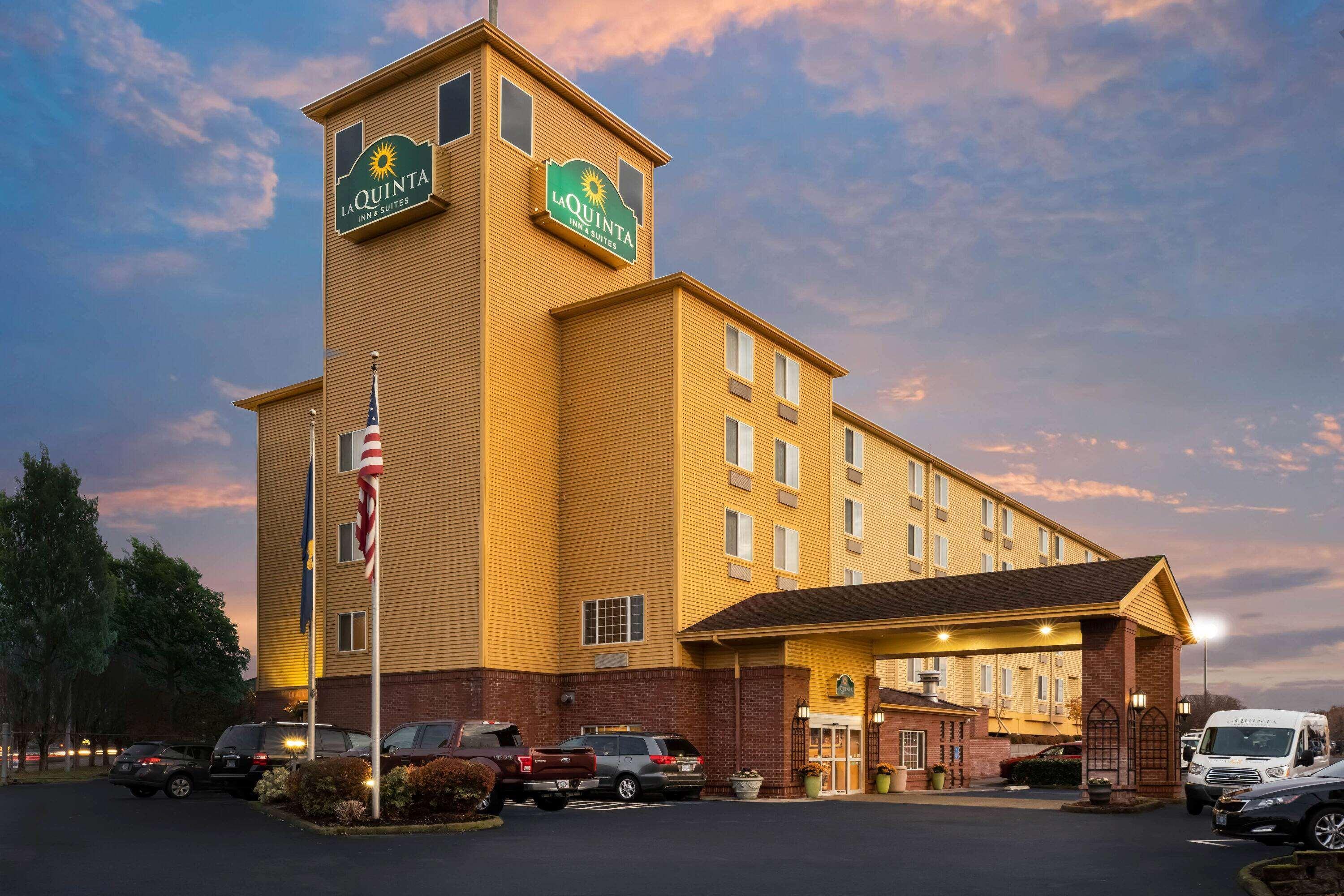 La Quinta By Wyndham Portland Airport Hotel Exterior photo