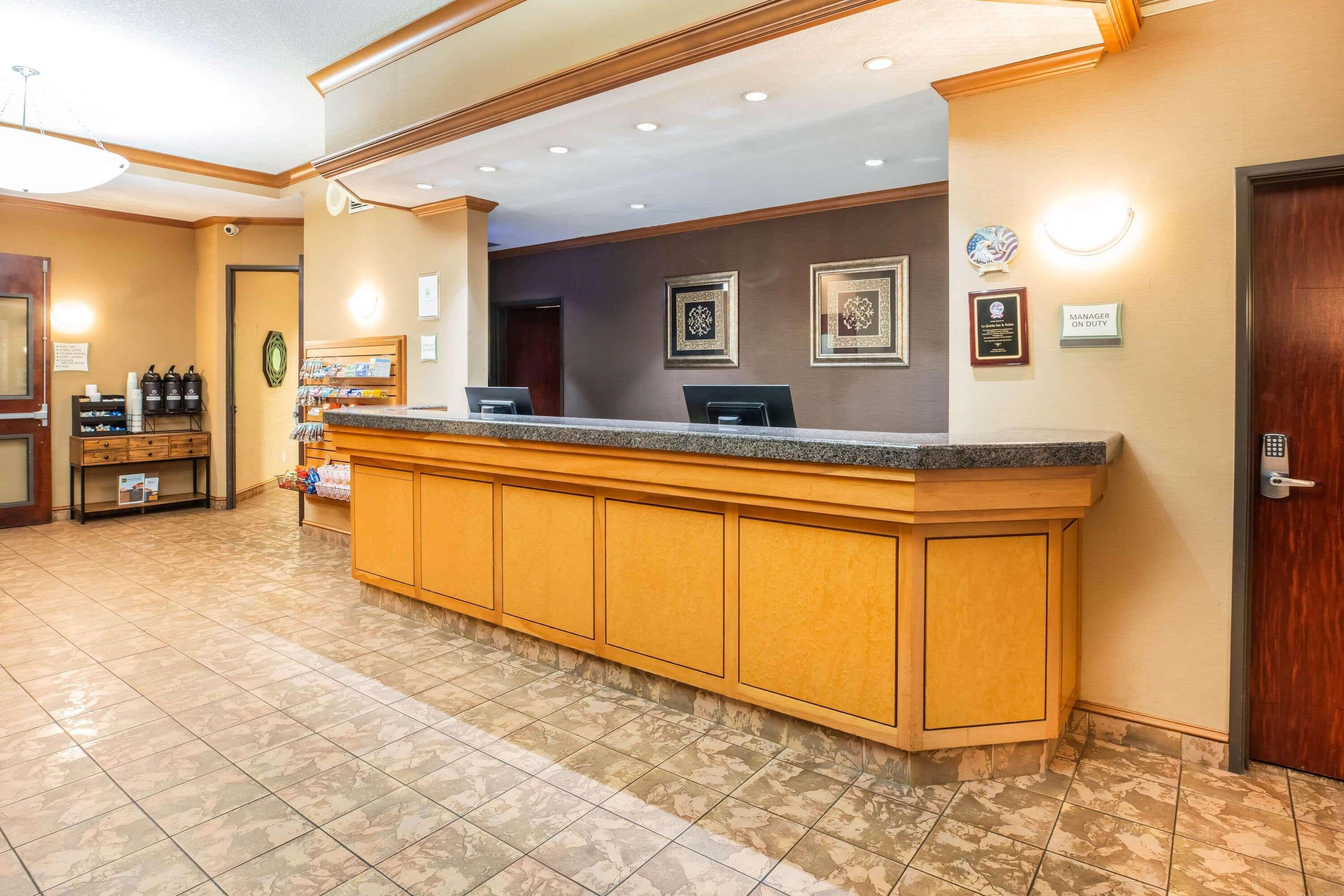 La Quinta By Wyndham Portland Airport Hotel Exterior photo