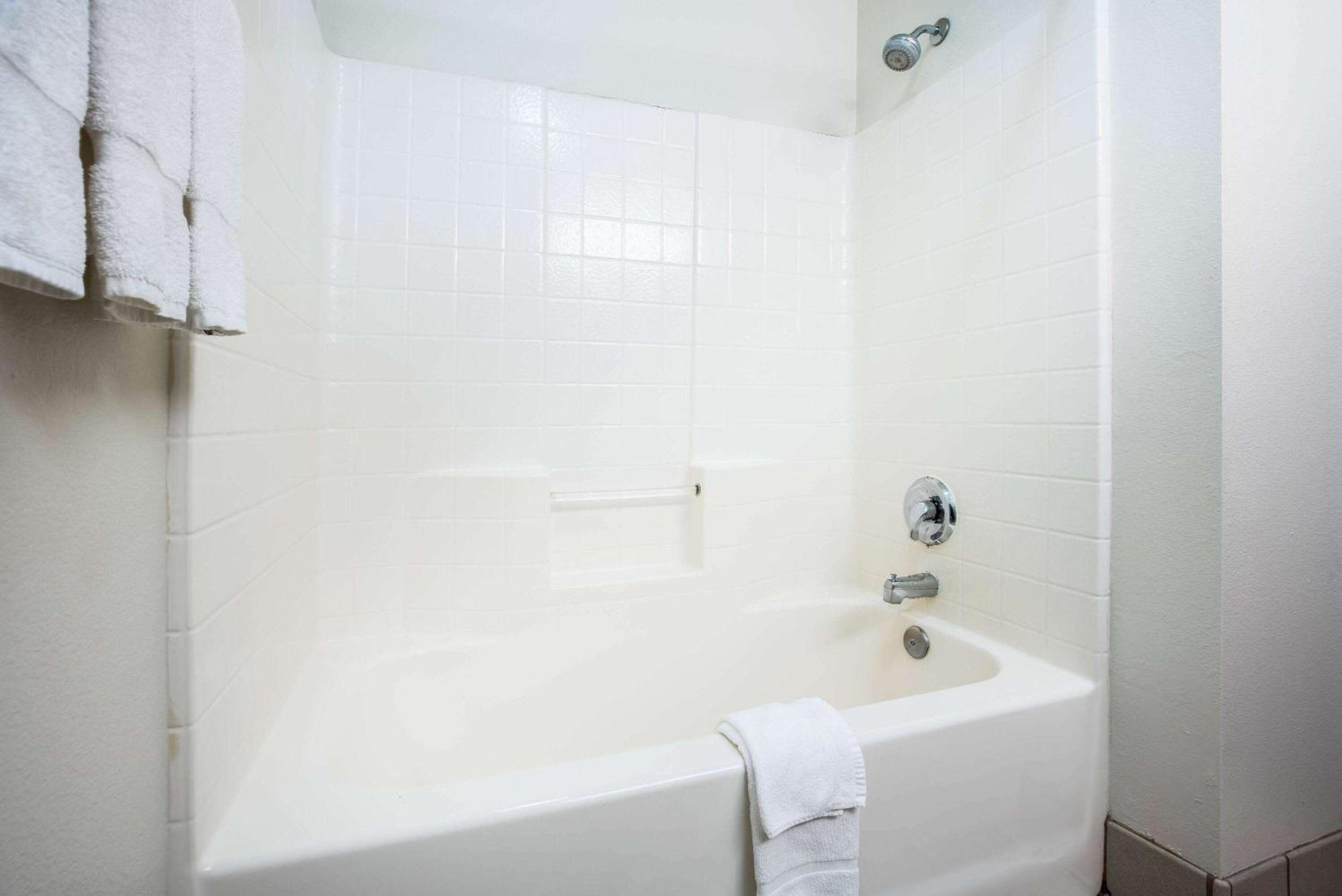 La Quinta By Wyndham Portland Airport Hotel Exterior photo