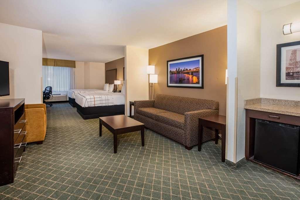 La Quinta By Wyndham Portland Airport Hotel Room photo
