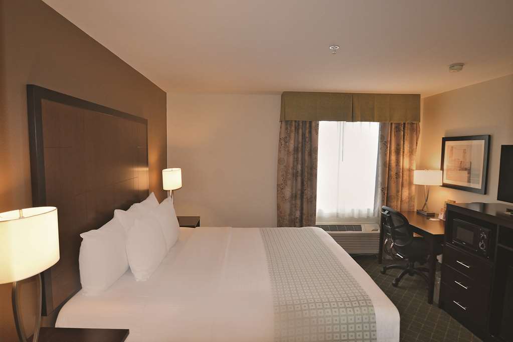 La Quinta By Wyndham Portland Airport Hotel Room photo