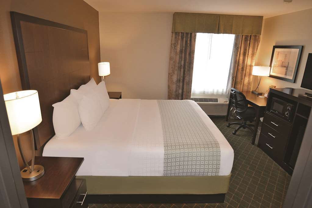 La Quinta By Wyndham Portland Airport Hotel Room photo