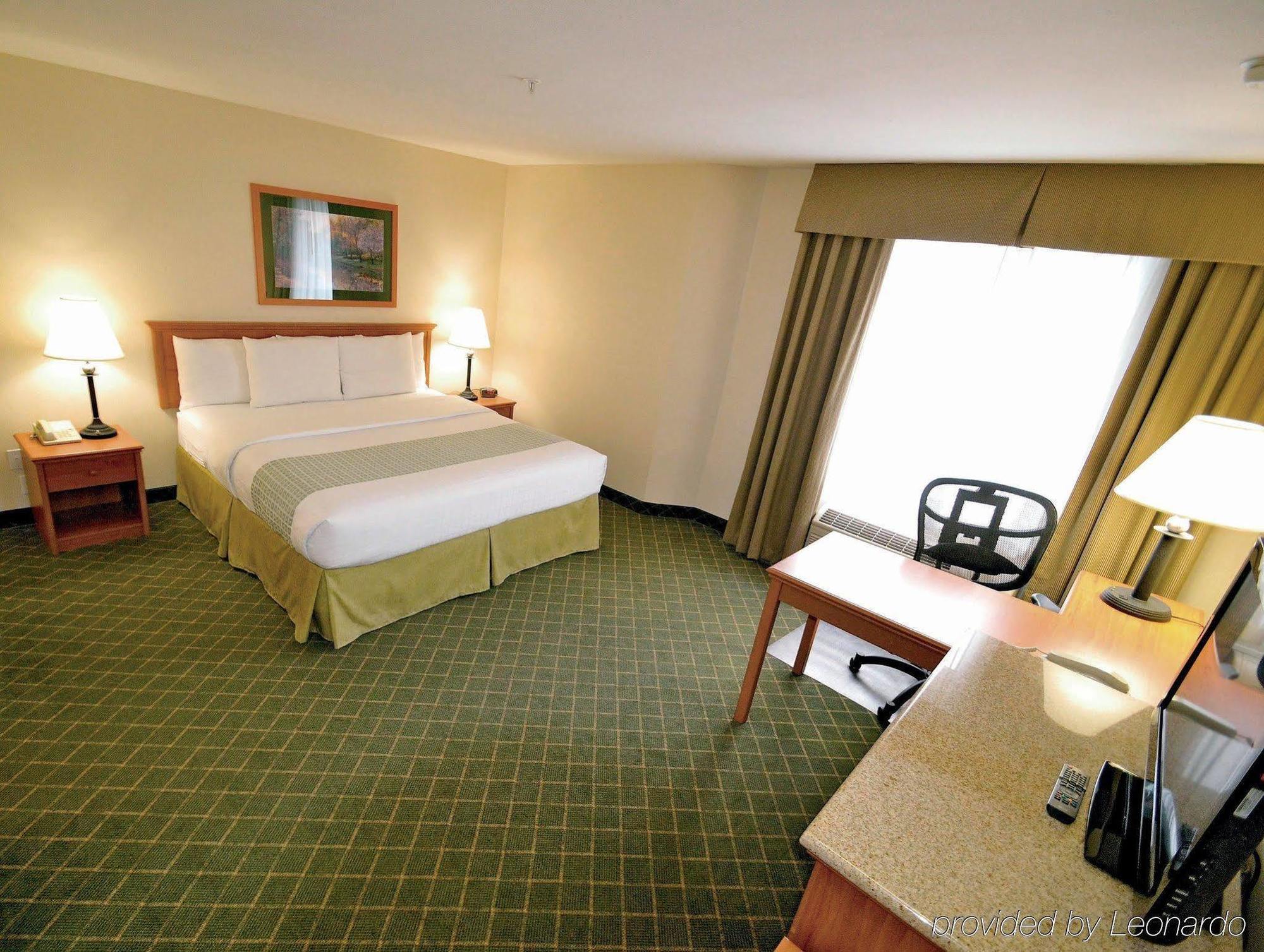 La Quinta By Wyndham Portland Airport Hotel Exterior photo